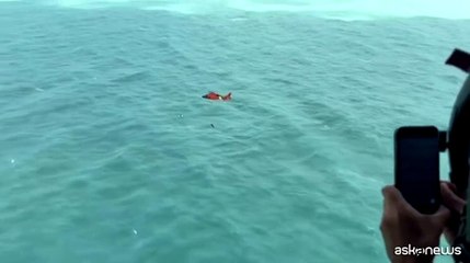 Milton, sopravvive per ore in mare aggrappato a una borsa termica