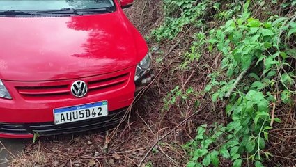 Após ser fechada, motorista atravessa BR-163 e carro bate em barranco no sentido contrário