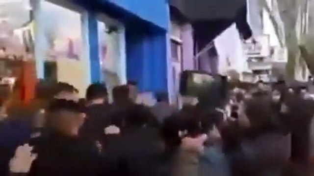 Martín Menem fue agredido a huevazos en Río Gallegos durante protesta universitaria