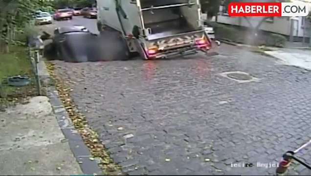 Romanya'da yolda açılan dev çukur, anne ve 5 yaşındaki oğlunu yuttu