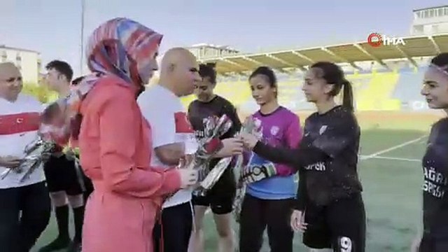 Ağrı’nın tek kadın futbol takımı, “kız çocukları” için yeşil sahada ter döktü