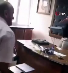 Makam odasına balyozla saldırdı