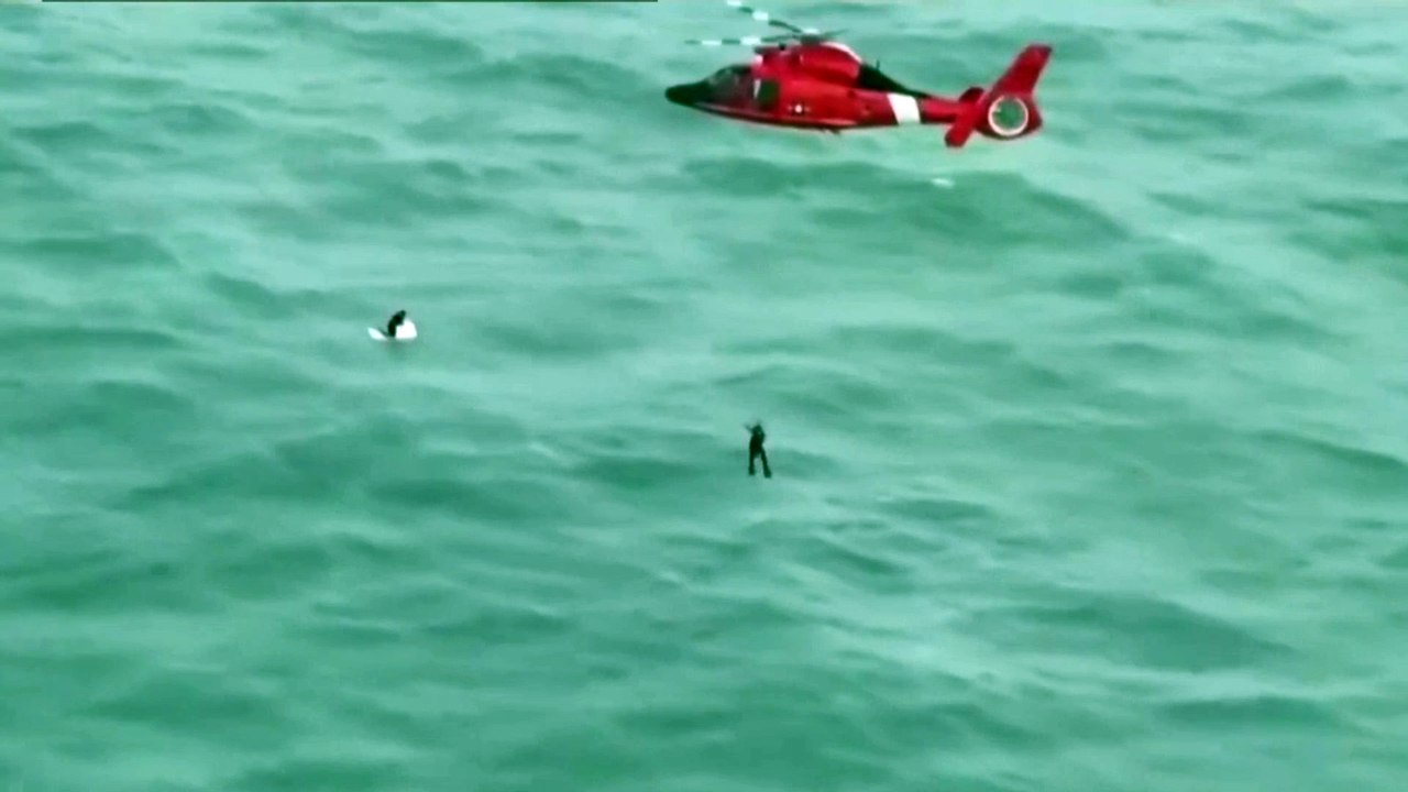 Homem fica à deriva em cima de cooler após passagem do furacão Milton e é resgatado com helicóptero