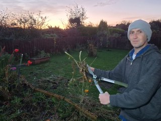 Descargar video: Chop and drop composting and mulching for winter - Gardening with Brendan