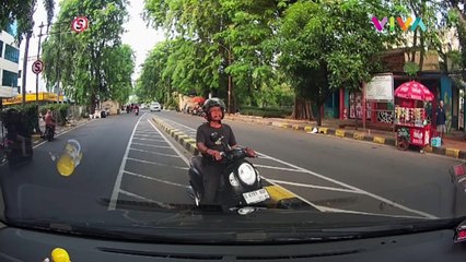 TEGANG! Mobil Hadang Pemotor yang Nekat Lawan Arah
