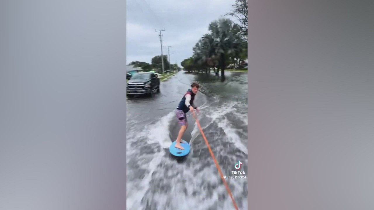 Unos jóvenes surfean las calles de Florida y acaban siendo sorprendidos por la policía