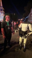 The conversation between the Tesla Optimus bot and a human is the best thing you'll see on the internet right now.