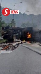 Скачать видео: Tanker lorry overturns on KL-Karak Highway, driver dies