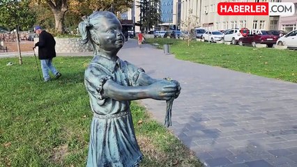 Atatürk Heykelinin Çiçeğine Zarar Verildi