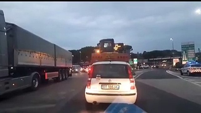 Traffico sull'autostrada, la fila al casello ? lenta ed interminabile