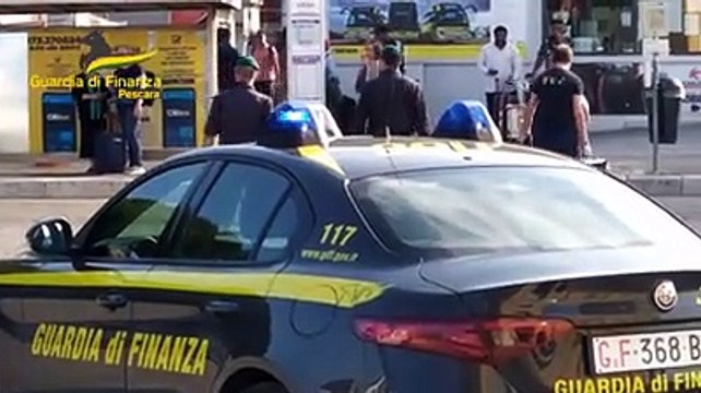 I controlli della Guardia di finanza in pieno centro e la droga sequestrata