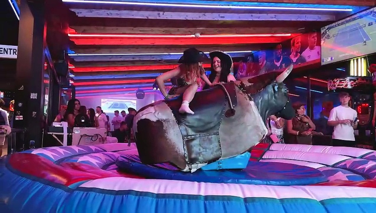 OMG Brave Blonde Girl Ride on a Bull in Benidorm ｜ Mechanical Bull 4K