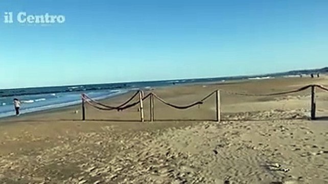 La prima domenica di novembre a Pescara: il vento ? caldo e qualcuno fa anche il bagno in mare