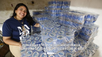 Para ajudar devotos da Trasladação, família transforma casa em ponto de distribuição de água