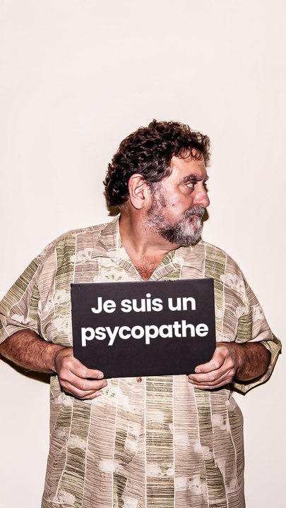 il est découvre qu'il est psychopathe avec un test qu'il a inventé lui même