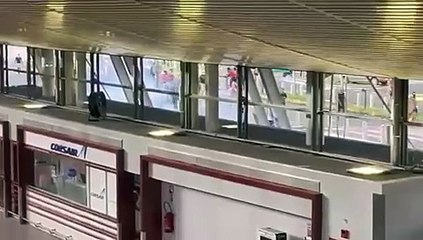 Des casseurs font irruptions dans le hall de l'aéroport de Fort-de-France, en Martinique