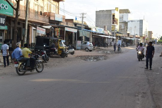 सडक़ की खराब हालत, और गंदगी खत्म कर रही बाजार