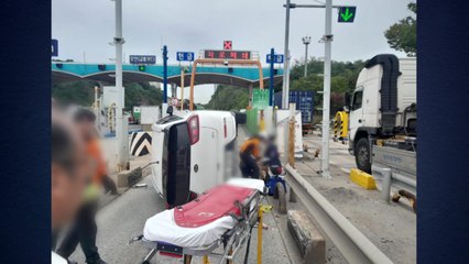 제2경인고속도로 요금소에서 SUV, 연석 들이받고 넘어져 / YTN