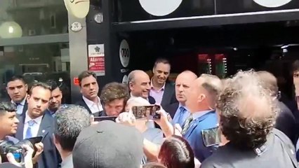 "Hijo de puta...": los insultos a Milei en la casa de empanadas que el Gobierno intentó editar