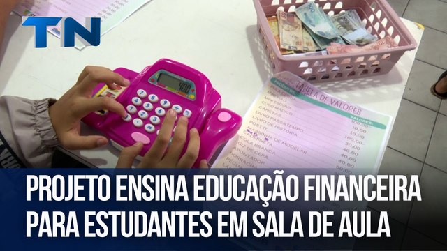 Projeto ensina educação financeira para estudantes em sala de aula