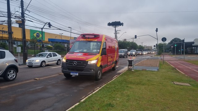 Homem é atropelado por ônibus na Avenida Brasil, em Cascavel