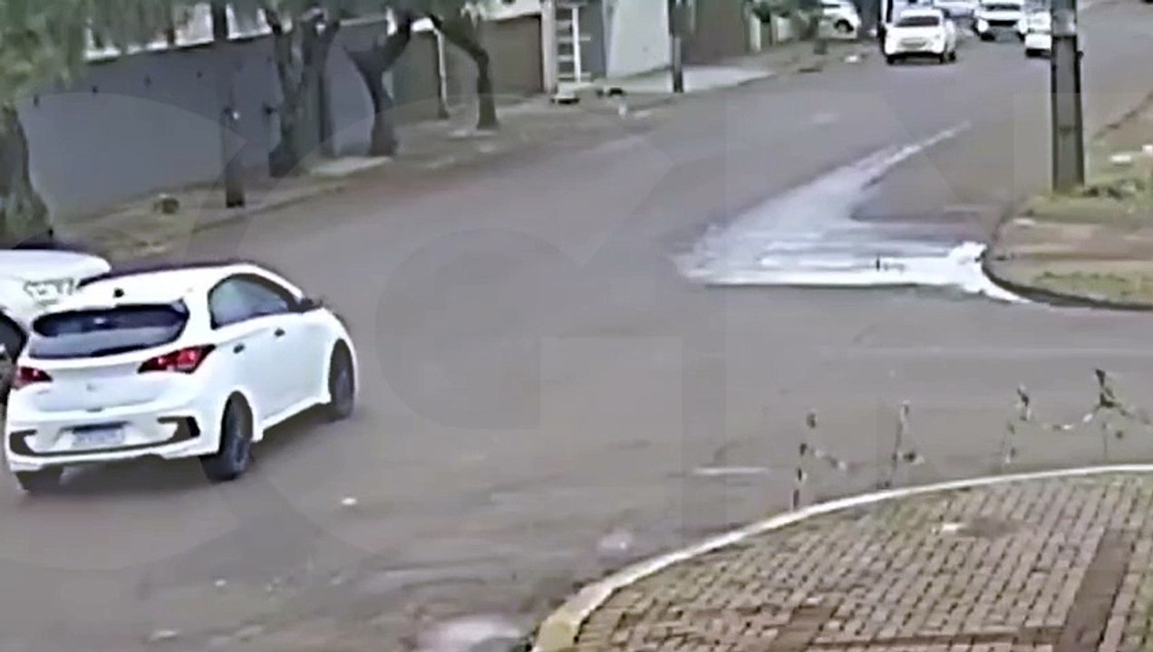 Imagens mostram HB20 sendo arrastado em acidente com Ranger