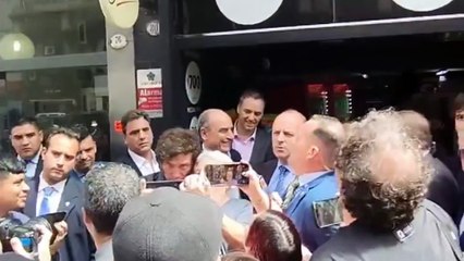 El baño de realidad de Milei: lo insultaron cuando fue a la casa de empanadas