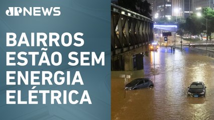 Chove forte com rajadas de vento na cidade de São Paulo