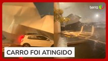 Forte chuva arranca parte de telhado de shopping em São Paulo