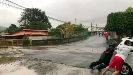 tn7-Video: Cruzrojistas obligados a evacuar personas que estaban observando cabeza de agua-101124