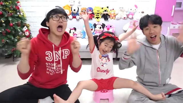 Baolan competes with his father and uncle to build a house using building blocks and puzzles. Who builds the best?