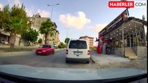 Hatay'da Ters Yönle Geri Giden Araç Şaşkınlık Yarattı