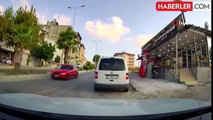 Hatay'da Ters Yönle Geri Giden Araç Şaşkınlık Yarattı