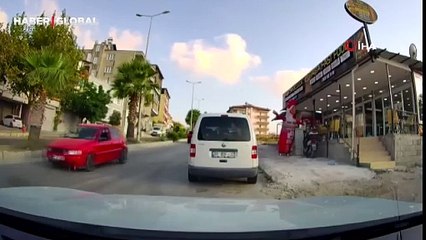 Herkesin düz gittiği istikamette geri geri giden sürücünün yaptıkları şoke etti