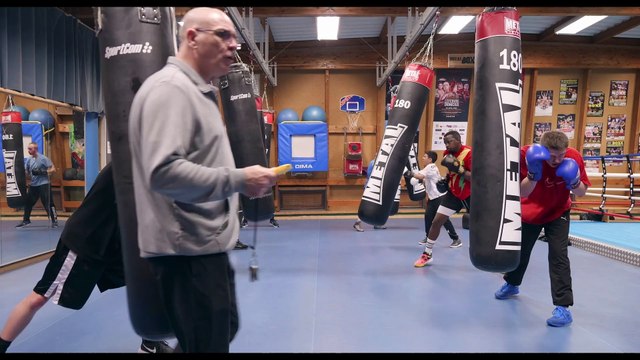 Bande annonce du film documentaire Douai Boxing Club réalisé par le réalisateur Stéphane Dhenin qui sera diffusé en avant première au cinema Majestic à Douai le 15 Novembre et sur France 3 le 21 Novembre