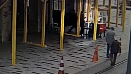 Beyoğlu karıştı: Polisi boynundan bıçakladı