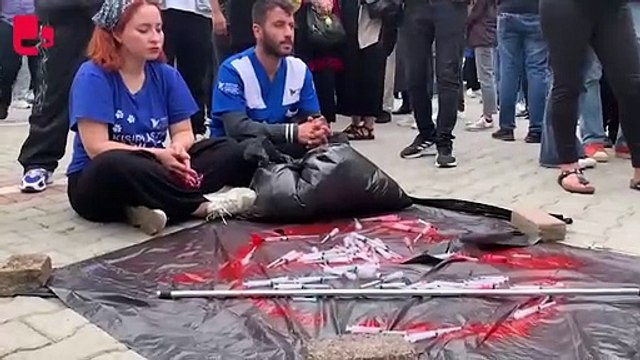 Yaşam hakkı savunucuları belediye önüne, anestezi ilacı ile şırıngaları bıraktı