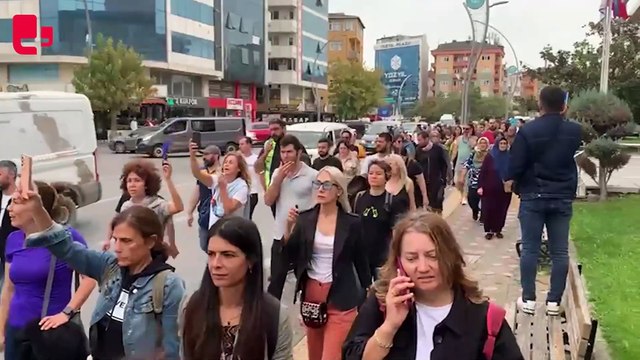 Gebze Belediyesi önündeki kitle, “Katil Zinnur”, “AKP halka hesap verecek”, “Zinnur istifa” sloganlarıyla Gebze Adliyesi’ne yürüyüşe geçti.