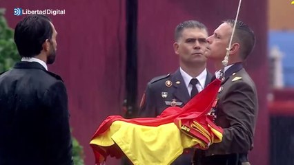 La majestuosidad del himno de España en el izado de la bandera