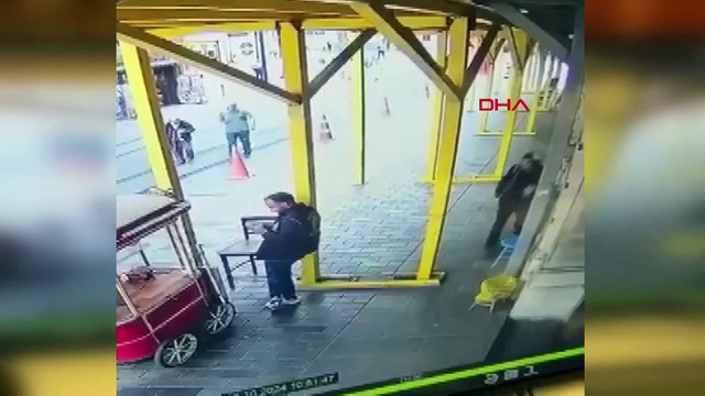 Beyoğlu'nda korkunç saldırı! Polis memurunun arkasından yaklaşıp bıçağı boynuna sapladı