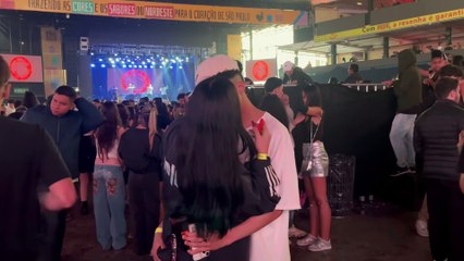 MELHOR BEIJO DO BRASIL VOLTOU & BEIJANDO TODAS AS GATAS NA DEIXA EM OFF - BEIJANDO DESCONHECIDAS
