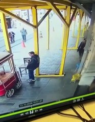 İstiklal Caddesi'nde polise arkadan bıçakla saldırı anı kamerada