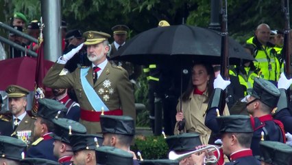 La Reina Letizia combate la lluvia en el desfile con la tendencia más demandada este otoño