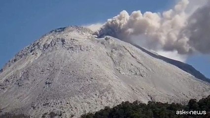 Il vulcano indonesiano Lewotobi Laki-laki erutta nuvole di cenere