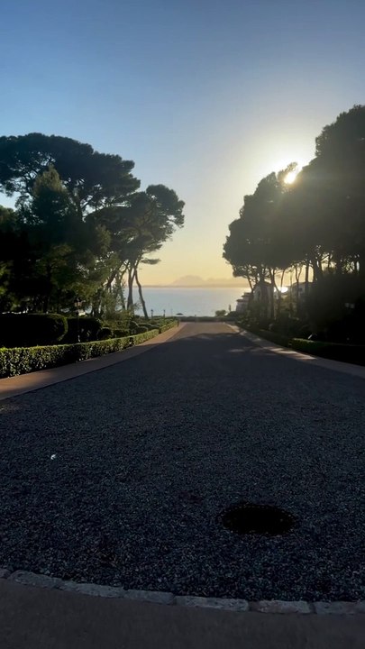 Né le 23 octobre 2018, le petit garçon qui va fêter son 6ème anniversaire cette année a pu profiter d'un séjour au paradis avec son papa.Dimitri Rassam, Instagram