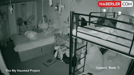 Ruh çağıran çift, raftan düşen bebeği görünce korkuyla odadan kaçtı