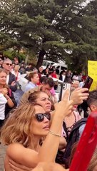 Hande Yener eylemde: ''2 aydır insan olmaktan utanıyorum''