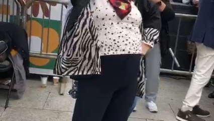 Vídeo | Una pareja se lanza a bailar una sevillana improvisada en la Ofrenda de Flores en Zaragoza