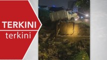 [TERKINI] Dua kenderaan pikap rosak ‘ditelan’ tanah runtuh