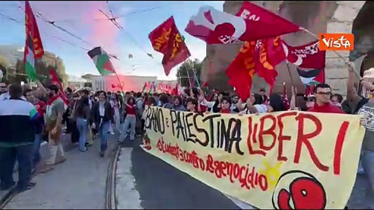 "Palestina e Libano liberi", il corteo a Roma con bandiere e kefiah